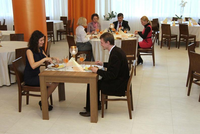 Hotel Europa Любин Экстерьер фото